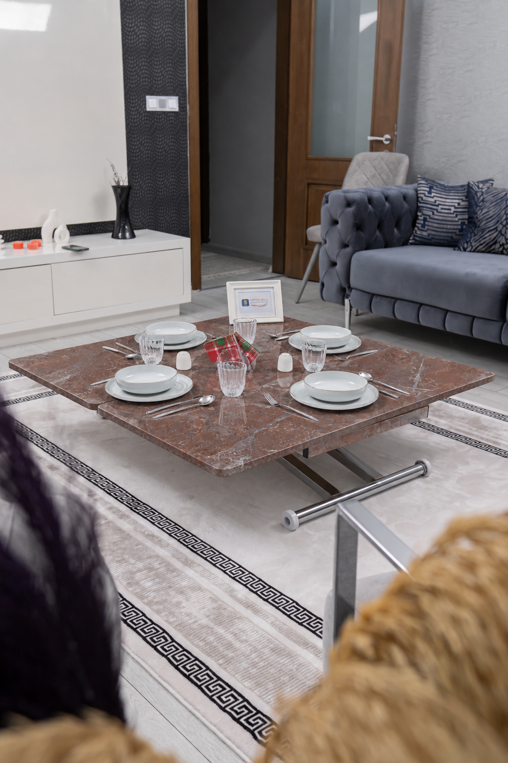 Home Akıllı Sehpa – VişneMermer MDF Üst & Krom Kaplama Metal Ayak