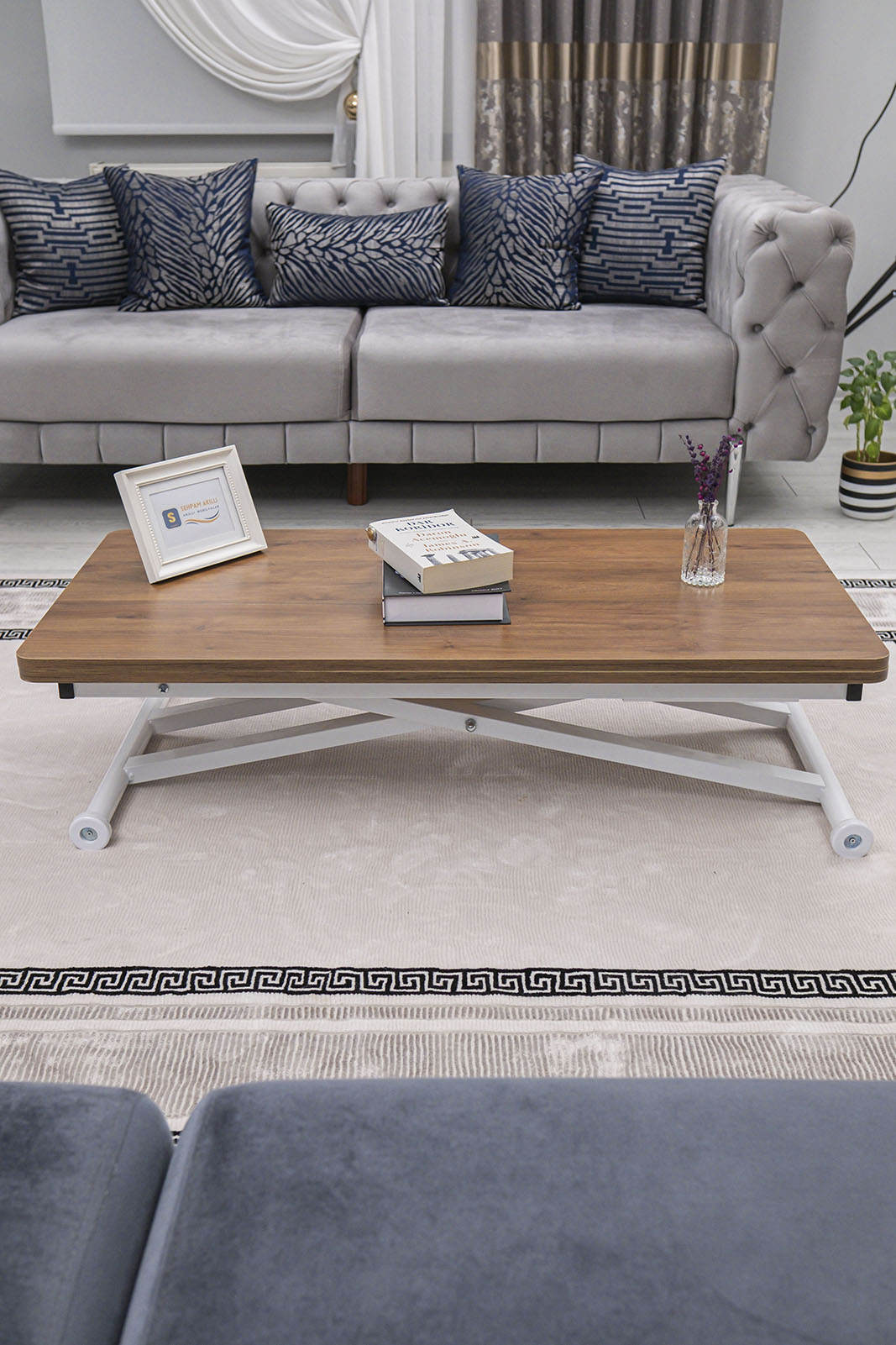 Home Akıllı Sehpa – Ceviz MDF Üst & Beyaz Metal Ayak
