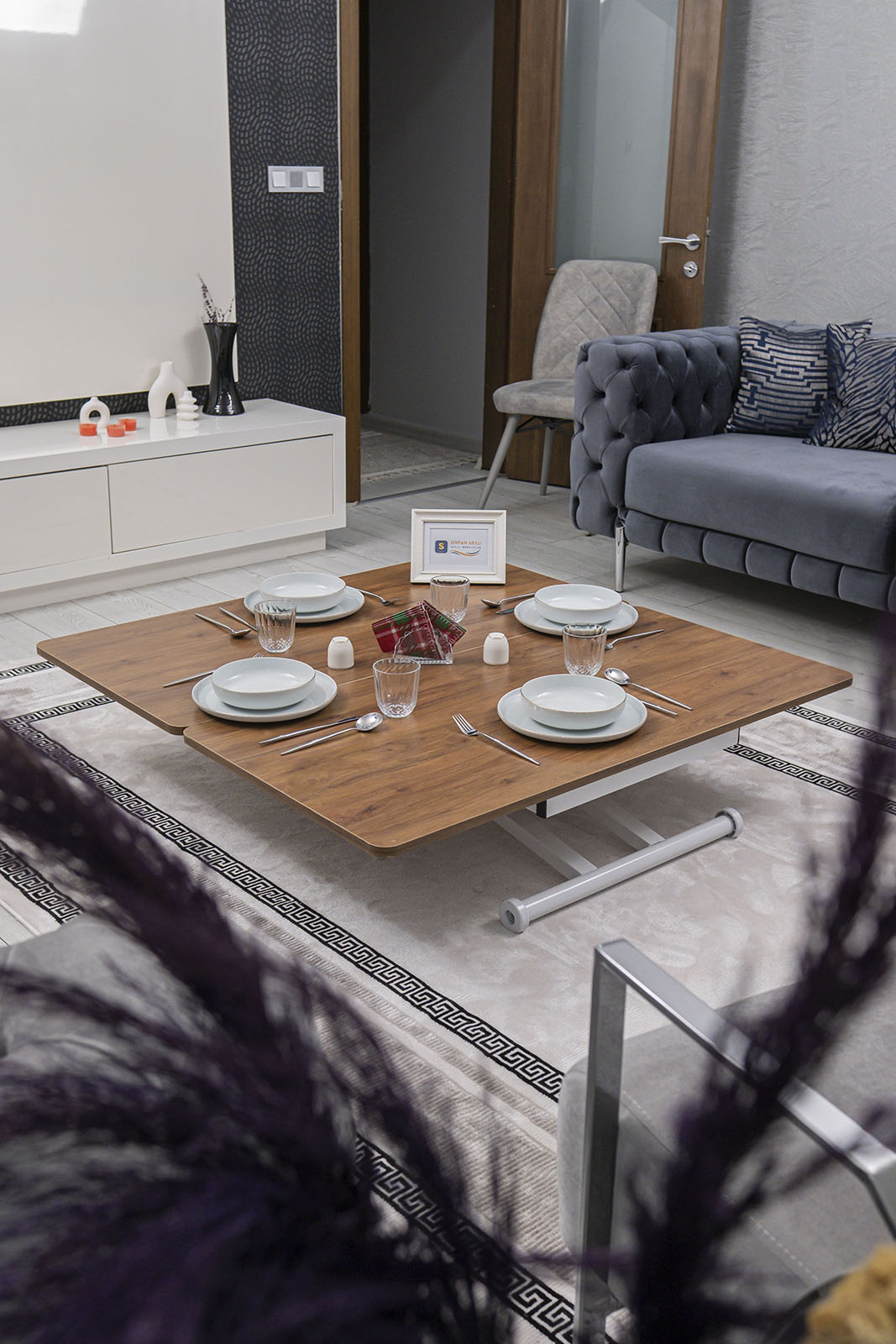 Home Akıllı Sehpa – Ceviz MDF Üst & Beyaz Metal Ayak