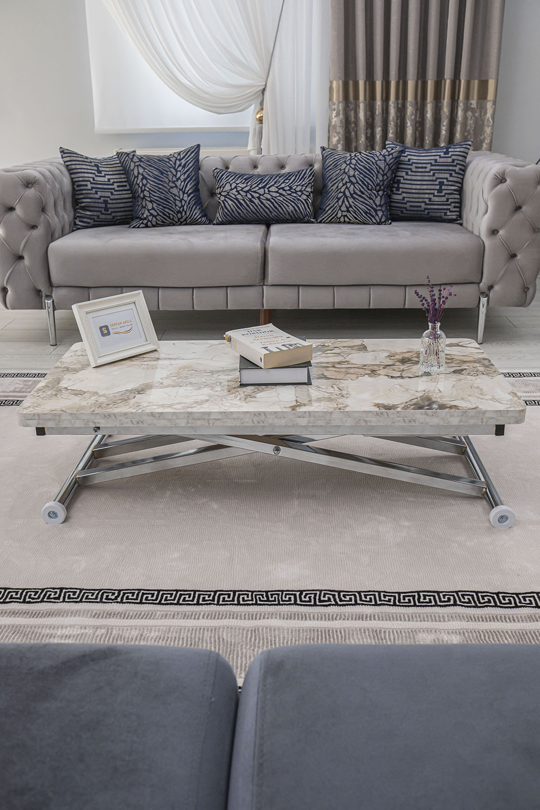 Home Akıllı Sehpa – Beyaz Mermer MDF Üst & Krom Kaplama Metal Ayak