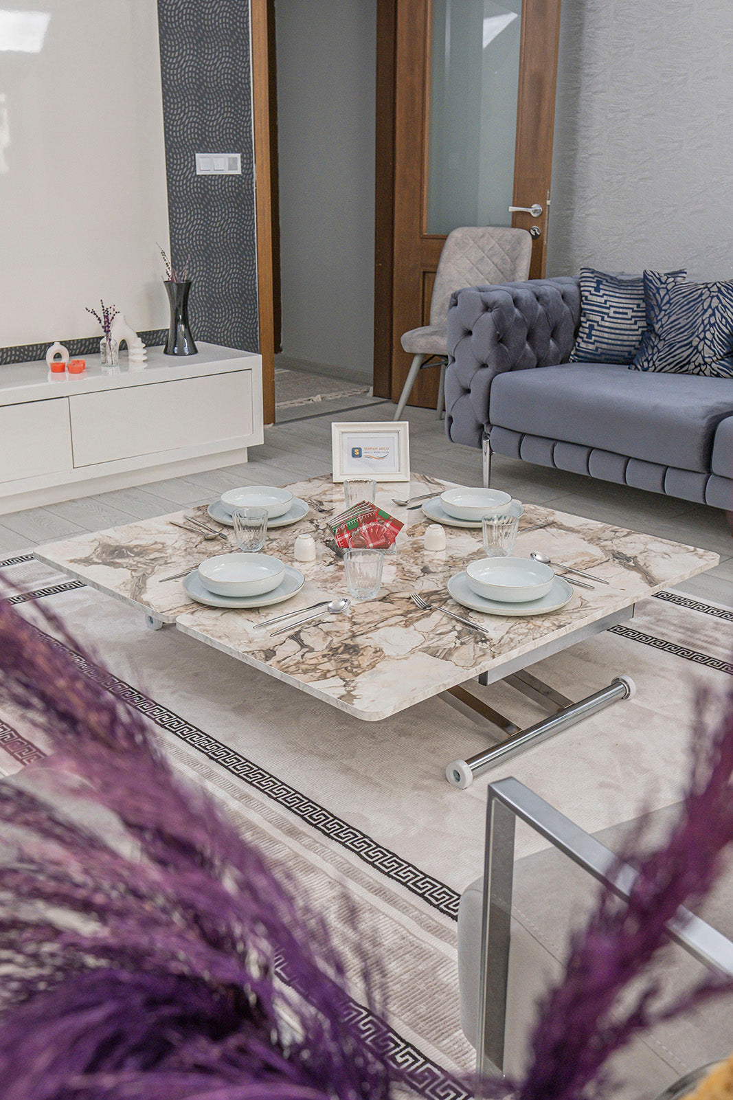 Home Akıllı Sehpa – Beyaz Mermer MDF Üst & Krom Kaplama Metal Ayak