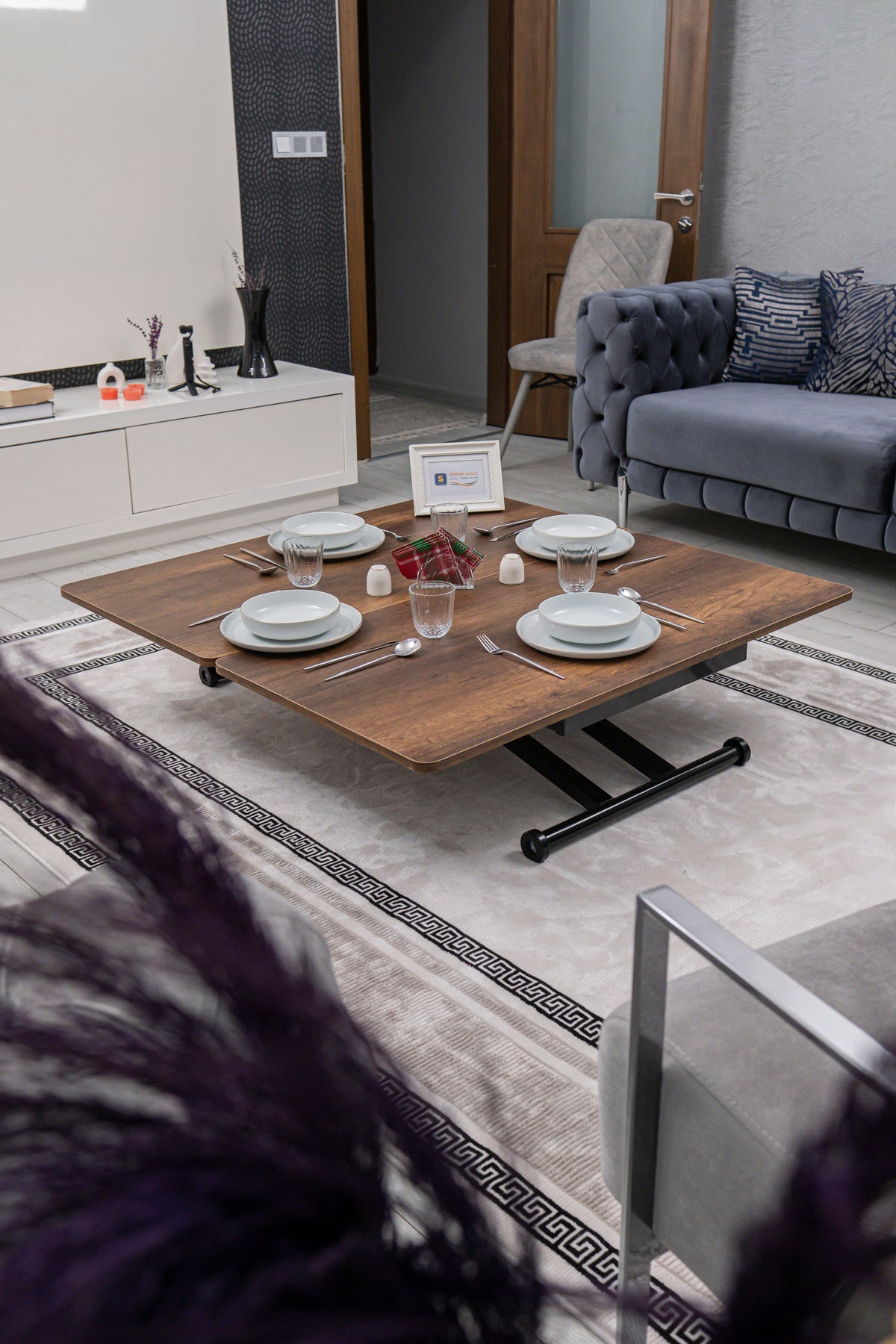 Home Akıllı Sehpa – Barok Koyu Ceviz MDF Üst & Siyah Metal Ayak