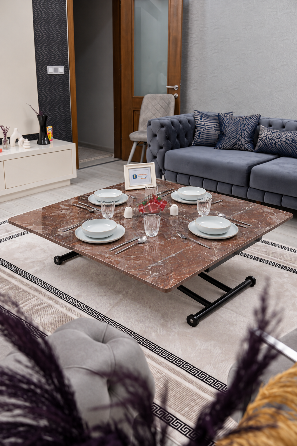 Juppo Akıllı Sehpa – VişneMermer MDF Üst & Siyah İçe Kıvrım Metal Ayak