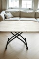 Traverten desenli MDF üst yüzeye sahip, oval formda ortadan açılabilir akıllı masa. Siyah renkli modern ayak tasarımıyla estetik ve işlevselliği bir arada sunar.